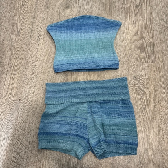 Blue Strapless Knit Top and Shorts Set - Picture 4 of 8